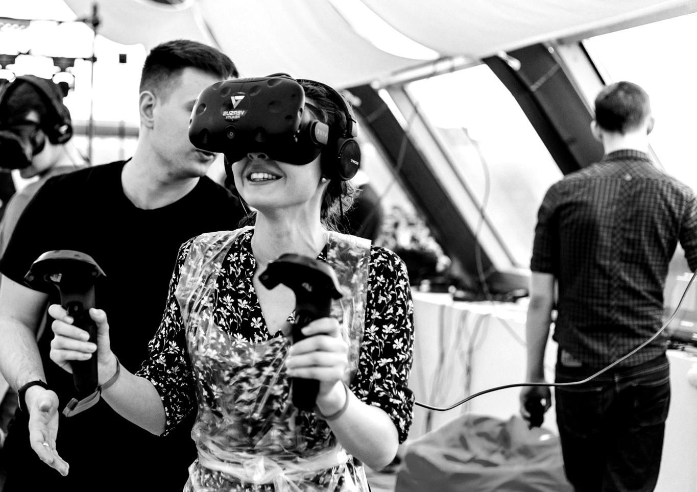 Profissionais da Fruksim trabalhando em desenvolvimento de jogos AR/VR em ambiente colaborativo